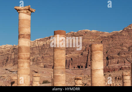 Petra, Jordanien: Könige Wand mit den königlichen Gräbern Grabbeigaben Strukturen in der Felswand, gesehen durch die Säulen des großen Tempels gehauen Stockfoto