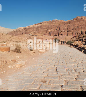 Petra, Jordanien: Könige Wand mit den königlichen Gräbern Grabbeigaben Strukturen in der Felswand, gesehen durch die Säulen des großen Tempels gehauen Stockfoto