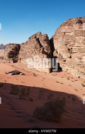 Landschaft und einem Beduinenzelt in der Wüste Wadi Rum, Tal des Mondes, ein Tal in den Sandstein und Granit Felsen geschnitten und sieht aus wie Mars Stockfoto