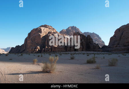 Jordanische Landschaft und Wüste Wadi Rum, Tal des Mondes, wie ein Tal in den Sandstein und Granit Felsen geschnitten und auf der Suche nach dem Planeten Mars Stockfoto