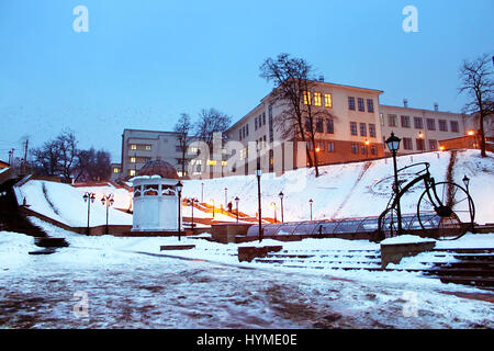 Czernowitz, UKRAINE - 11. Januar 2011: Brunnen und einem geschmiedeten Fahrrad-Denkmal auf dem türkischen Platz in Czernowitz, Ukraine Stockfoto