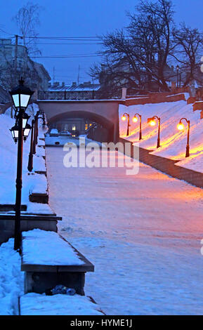 Türkische Platz in der Nacht im Winter in Czernowitz, Ukraine Stockfoto