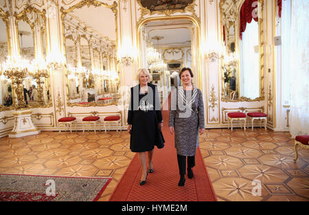 Die Herzogin von Cornwall ist eine Tour der presidential Apartments im Wiener Hofburg durch First Lady Doris Schmidauer (rechts), am achten Tag der Europatour gegeben. Stockfoto