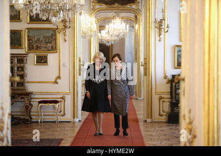 Die Herzogin von Cornwall ist eine Tour der presidential Apartments im Wiener Hofburg durch First Lady Doris Schmidauer (rechts), am achten Tag der Europatour gegeben. Stockfoto