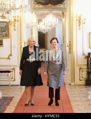 Die Herzogin von Cornwall ist eine Tour der presidential Apartments im Wiener Hofburg durch First Lady Doris Schmidauer (rechts), am achten Tag der Europatour gegeben. Stockfoto