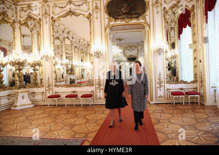 Die Herzogin von Cornwall ist eine Tour der presidential Apartments im Wiener Hofburg durch First Lady Doris Schmidauer (rechts), am achten Tag der Europatour gegeben. Stockfoto