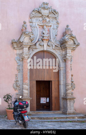 ERICE, Italien - 12. September 2015: Alte dekorative Tür einer Kirche in Erice, Sizilien, Süditalien Stockfoto