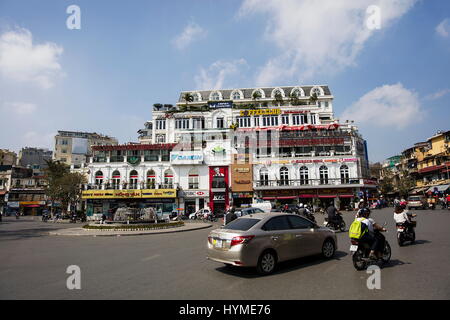 HANOI, VIETNAM - 17. Februar 2017: Unbekannte Leute auf der Straße von Hanoi, Vietnam. Hanoi ist die Hauptstadt von Vietnam und haben mehr als 7,5 Millionen ci Stockfoto