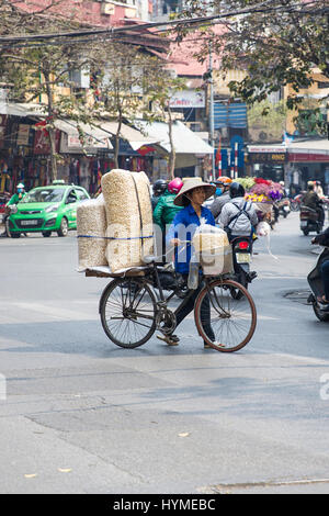 HANOI, VIETNAM - 2. März 2017: Unbekannte Leute auf der Straße von Hanoi, Vietnam. Im Hanoi haben Motorräder Fahrräder als die wichtigste Form der überholt. Stockfoto