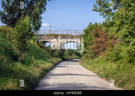 Kleine Eisenbahn Brücke über unbefestigte Straße in der Nähe von Koscierzyna Stadt, Kaschubei Region Westpommern in Polen Stockfoto