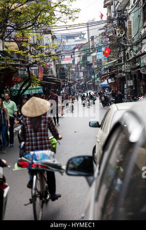 HANOI, VIETNAM - 2. März 2017: Unbekannte Leute auf der Straße von Hanoi, Vietnam. Im Hanoi haben Motorräder Fahrräder als die wichtigste Form der überholt. Stockfoto