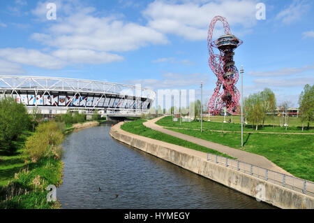 Das London Stadium und Stadt Mill River im Queen Elizabeth Olympic Park in Stratford, East London UK Stockfoto