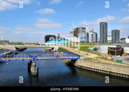 Neue Gebäude, neue Brücke und die London Aquatics Centre in Stratford, East London UK Stockfoto