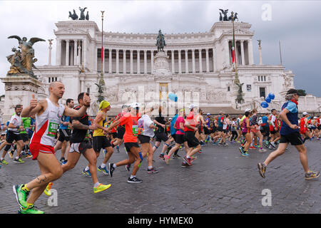 Rom, Italien - 2. April 2017: Athleten beim 23. Rom Marathon laufen durch den Stadtkurs vorbei vor dem Altar des Hauses Stockfoto