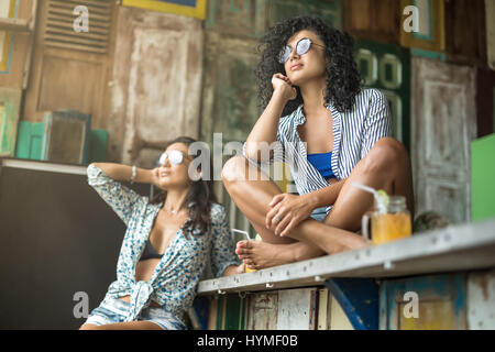Asiatische Mädchen in der Bar Stockfoto