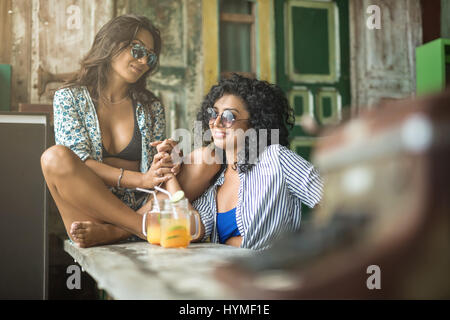 Asiatische Mädchen in der Bar Stockfoto