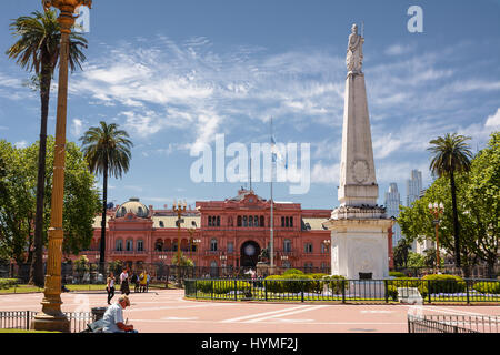 Buenos Aires, Argentinien - 30. Oktober 2016: Casa Rosada an der Plaza de Mayo in Buenos Aires mit Touristen an einem sonnigen Tag. Stockfoto