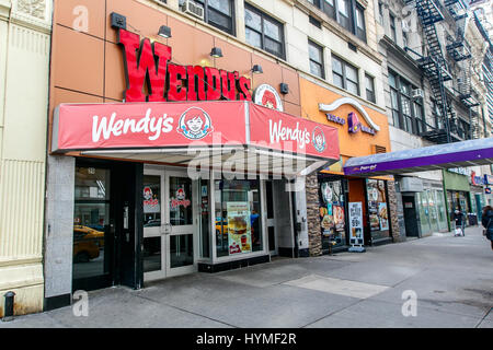 Ein Wendy's Fast-Food-Restaurant auf der 14. Straße in Manhattan. Stockfoto