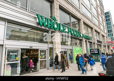 Leute kommen in ein Whole Foods Supermarkt am Union Square in Manhattan. Stockfoto