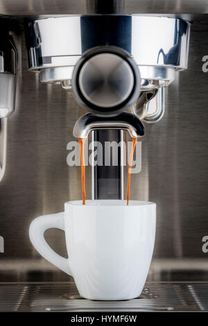 Traditionelle Pumpe Espressomaschine Schuss in weiße Tasse Gießen Stockfoto