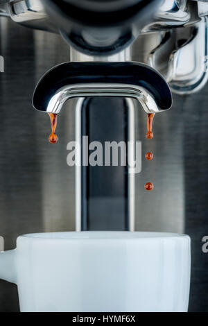 Traditionelle Pumpe Espressomaschine Schuss in weiße Tasse Gießen Stockfoto