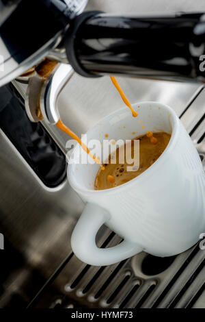 Traditionelle Pumpe Espressomaschine Schuss in weiße Tasse Gießen Stockfoto