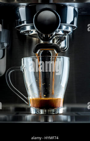 Traditionelle Pumpe Espressomaschine Gießen Schuss in transparentem Glastasse Stockfoto