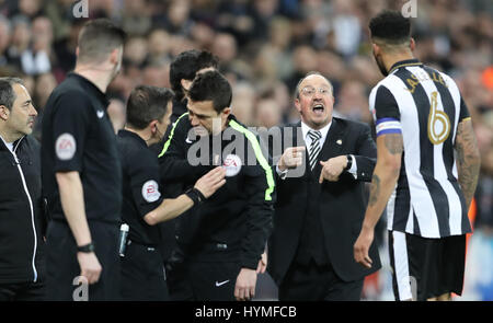 Verwirrung auf der Bank von Newcastle nach Newcastle United Matt Richie durfte eine Strafe zu nehmen und Partitur nur für Keith Stroud Schiedsrichter, dann die Entscheidung umzukehren und die Strafe während der Himmel Bet Meisterschaft einfahren entsprechen in St James' Park, Newcastle. Stockfoto