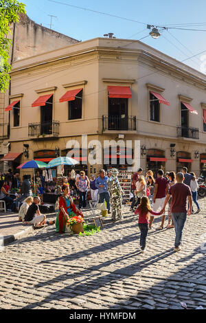 Buenos Aires, Argentinien - 30. Oktober 2016: Straßenkünstler in San Telmo in Buenos Aires während des Marktes Stockfoto