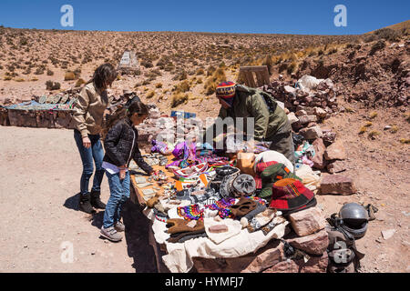 Jujuy, Argentinien - 2. November 2016: Souvenirs Markt- und Touristen in den Anden Stockfoto