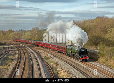 46233 Herzogin von Sutherland nähert sich Clay Cross Derbyshire mit einem Barrow Hill zu Kings Cross Ausflug am 5. April 2017. Stockfoto