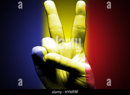 V-Zeichen handgemalt mit rumänische Flagge über Rumänien Fahne schwarz Stockfoto