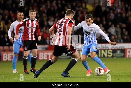 Coventry City Ruben Lameiras versucht, während der Himmel Bet League One Spiel auf Bramall Lane, Sheffield an Sheffield United Jack O'Connell vorbeizukommen. Stockfoto