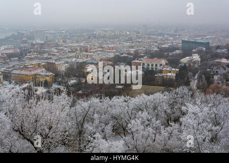 Blick auf die Landschaft vom Gellertberg in einem verschneiten Dezembermorgen, Budapest Stockfoto