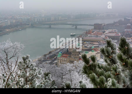 Petöfi Brücke-Blick vom Gellertberg in einem verschneiten Dezembermorgen, Budapest Stockfoto