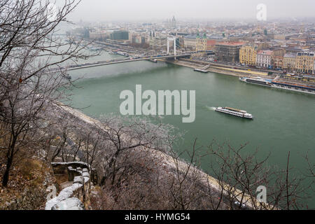 Elisabeth-Brücke-Blick vom Gellertberg in einem verschneiten Dezembermorgen, Budapest Stockfoto