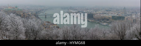 Panoramablick vom Gellertberg in einem verschneiten Wintermorgen, Budapest Stockfoto