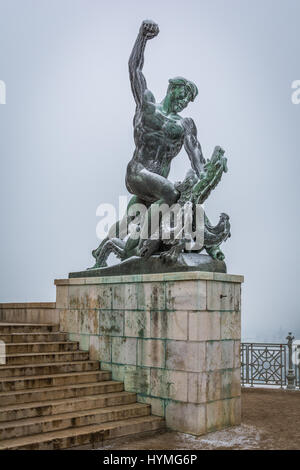 Statue eines Mannes töten eines Drachen, verschneiten Morgen in Gellertberg, Budapest Stockfoto