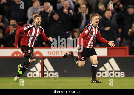 Sheffield United John Fleck (rechts) feiert Tor seiner Mannschaft zweite des Spiels während der Sky Bet League One Spiel auf Bramall Lane, Sheffield. Stockfoto