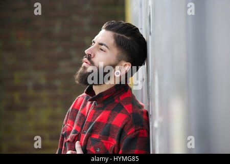 Porträt eines jungen Mannes mit Bart stehen im freien allein hautnah Stockfoto