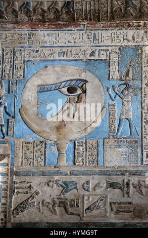 Bemalte Reliefs an der Decke des Tempel der Hathor in Dendera in Ägypten Stockfoto