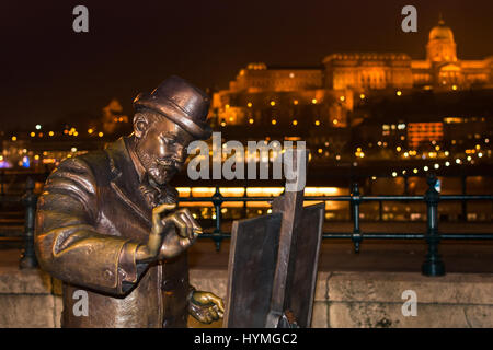 Dynamo-ersatztorhueter Roskovics Statue in Budapest bei Nacht mit Schloss im Hintergrund. Stockfoto