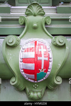 Ungarische Emblem auf Budapester Freiheitsbrücke. Stockfoto