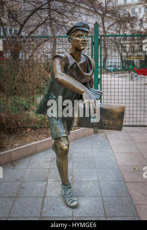 Zeitung Junge Statue in Budapest. Stockfoto