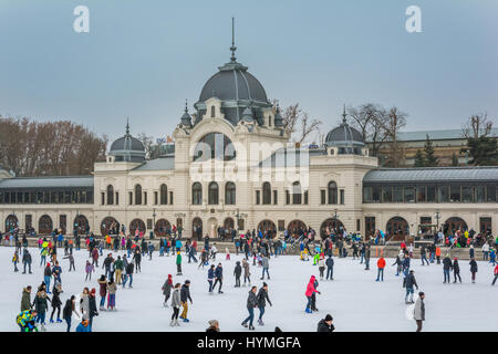 Eislaufen im Budapester Stadtpark, Dezember-18-2016 Stockfoto