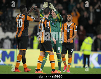 Hull City Alfred N'Diaye (links) und Hull City Torhüter Eldin Jakupovic feiern nach der Premier League-Spiel im Stadion KCOM, Rumpf. Stockfoto