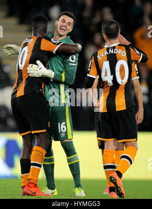 Hull City Alfred N'Diaye (links) und Hull City Torhüter Eldin Jakupovic feiern nach der Premier League-Spiel im Stadion KCOM, Rumpf. Stockfoto