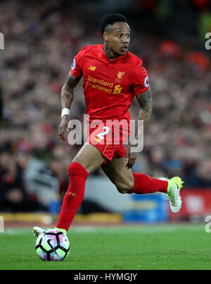 Nathaniel Clyne aus Liverpool während des Spiels in der Premier League in Anfield, Liverpool. DRÜCKEN SIE VERBANDSFOTO. Bilddatum: Mittwoch, 5. April 2017. Siehe PA Geschichte FUSSBALL Liverpool. Bildnachweis sollte lauten: Martin Rickett/PA Wire. EINSCHRÄNKUNGEN: Keine Verwendung mit nicht autorisierten Audio-, Video-, Daten-, Fixture-Listen, Club-/Liga-Logos oder „Live“-Diensten. Online-in-Match-Nutzung auf 75 Bilder beschränkt, keine Videoemulation. Keine Verwendung in Wetten, Spielen oder Veröffentlichungen für einzelne Vereine/Vereine/Vereine/Spieler Stockfoto