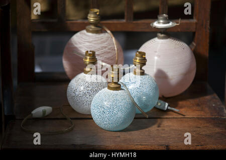 LONDON, ENGLAND - 30. März 2017 fünf Glaslampen auf einem Holztisch auf dem Spitalfields Markt in der Nähe von Liverpool Street u-Bahn. Stockfoto