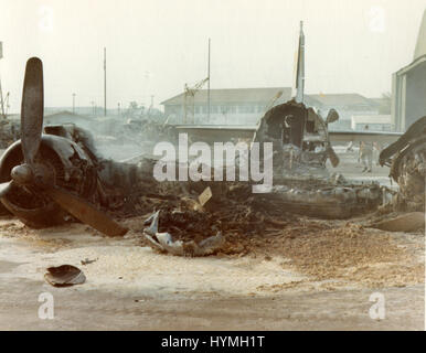 Eine c-47 Flugzeuge zerstört während des Angriffs Raketen und Mörsergranaten von Tan Son Nhut Air Base während der Tet-Invasion. 1. Februar 1968. Stockfoto